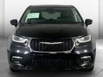 2024 Chrysler Pacifica — side profile view