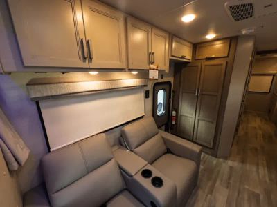 2027 Thor Motor Coach OMNI TRAIL — photo 9 view