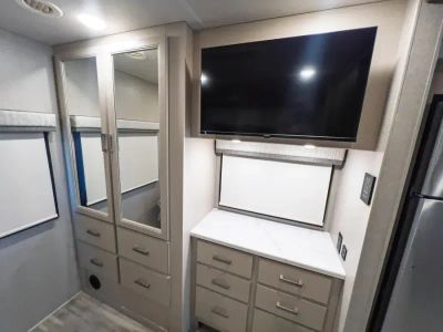 2027 Thor Motor Coach OMNI TRAIL — photo 18 view