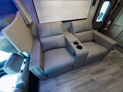 2027 Thor Motor Coach OMNI TRAIL — photo 10 view