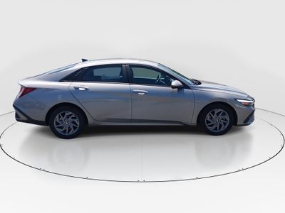 2024 Hyundai Elantra — photo 8 view