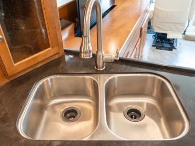 2017 Winnebago ADVENTURER - Photo 8