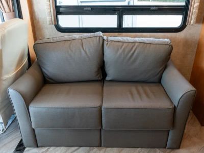 2017 Winnebago ADVENTURER - Photo 13
