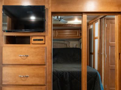 2017 Winnebago ADVENTURER - Photo 16