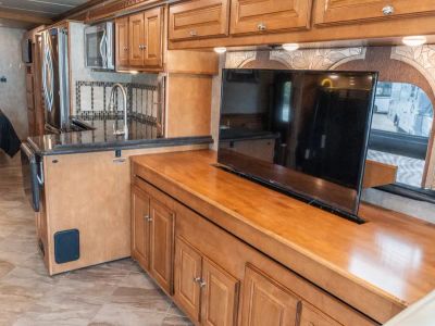 2017 Winnebago ADVENTURER - Photo 5