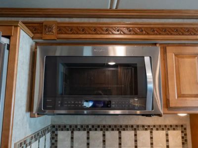 2017 Winnebago ADVENTURER - Photo 10