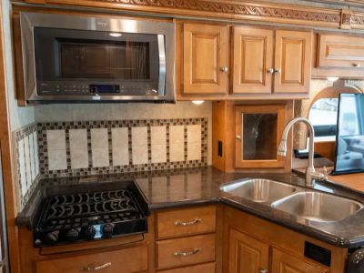 2017 Winnebago ADVENTURER - Photo 7