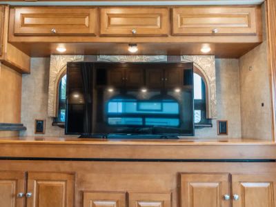 2017 Winnebago ADVENTURER - Photo 6