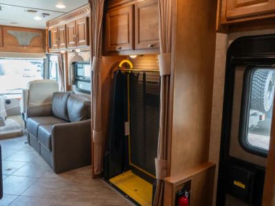 2017 Winnebago ADVENTURER - Photo 12