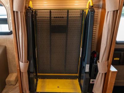 2017 Winnebago ADVENTURER - Photo 14