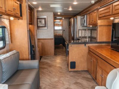 2017 Winnebago ADVENTURER - Photo 4