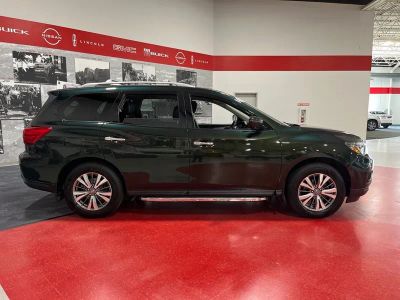 2018 Nissan Pathfinder — side profile view