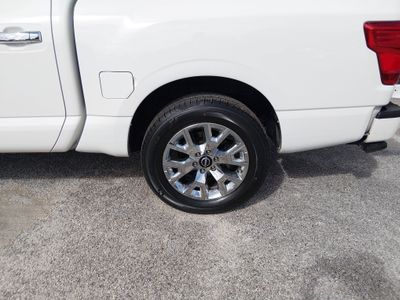 2024 Nissan Titan - Photo 10