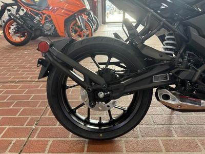 2025 CFMOTO 300NK - Photo 5