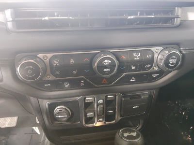 2025 Jeep Wrangler - Photo 17