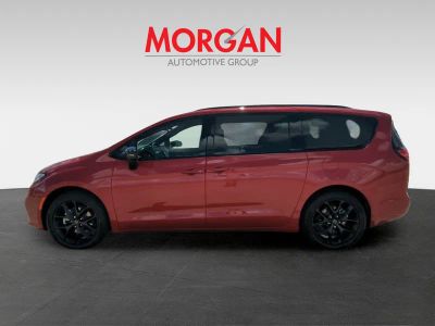 2026 Chrysler Pacifica — photo 8 view