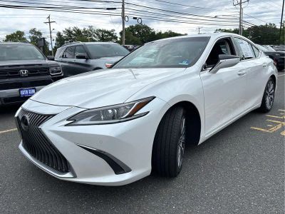 2020 Lexus ES 350 — detail view