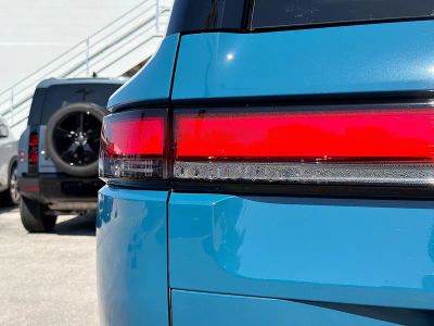 2023 Rivian R1S — photo 10 view