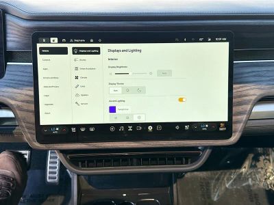 2023 Rivian R1S — photo 32 view