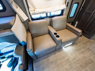 2022 Thor Motor Coach OMNI — photo 10 view
