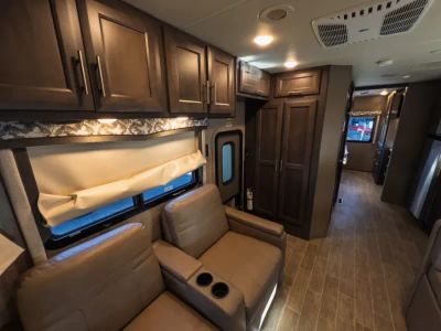 2022 Thor Motor Coach OMNI — photo 9 view