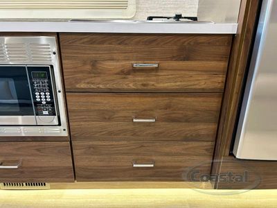 2021 Winnebago Navion - Photo 10