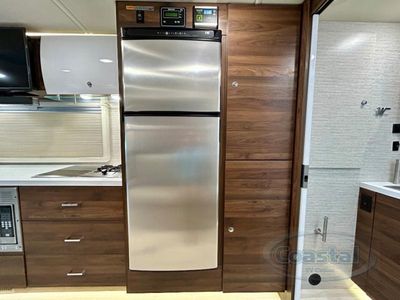 2021 Winnebago Navion - Photo 9