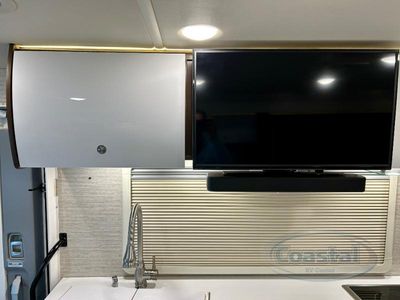 2021 Winnebago Navion - Photo 14