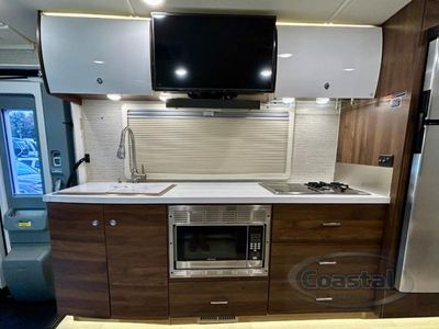 2021 Winnebago Navion - Photo 8