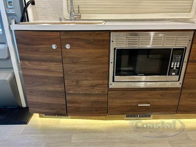 2021 Winnebago Navion - Photo 11