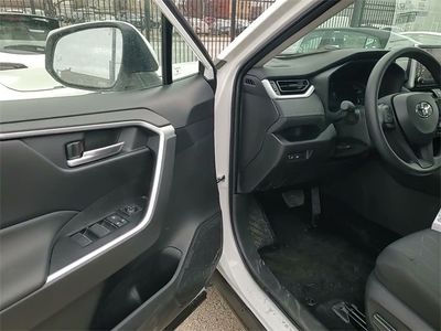 2025 Toyota RAV4 - Photo 10