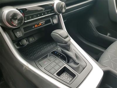 2025 Toyota RAV4 - Photo 19