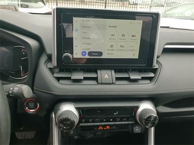 2025 Toyota RAV4 - Photo 18