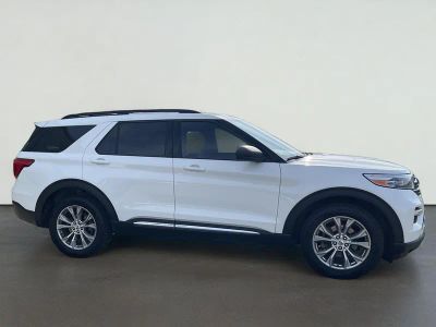 2020 Ford Explorer XLT in .White — front three-quarter view