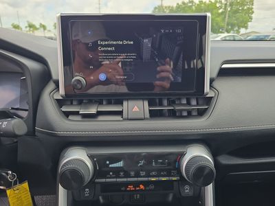 2025 Toyota RAV4 - Photo 17