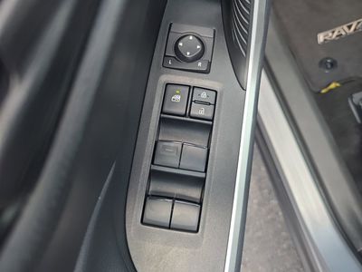 2025 Toyota RAV4 - Photo 14