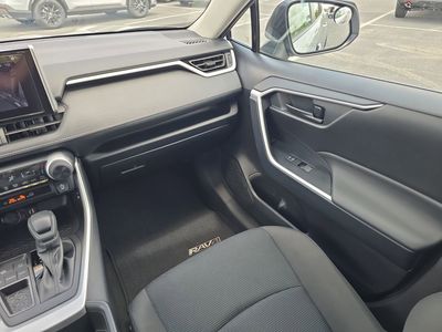 2025 Toyota RAV4 - Photo 12