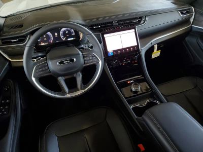 2025 Jeep Grand Cherokee — photo 12 view