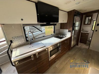 2025 Winnebago Navion - Photo 9