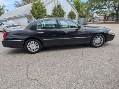 2005 Lincoln Town Car — engine compartment view