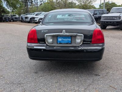 2005 Lincoln Town Car — interior view