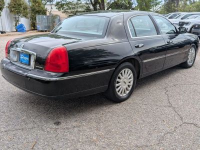 2005 Lincoln Town Car — detail view