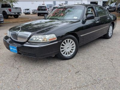 2005 Lincoln Town Car Signature in Black — front three-quarter view