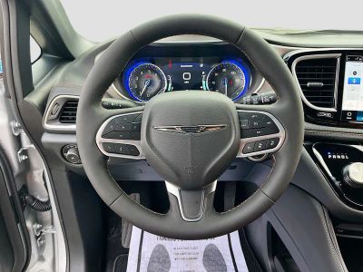 2026 Chrysler Pacifica — photo 11 view