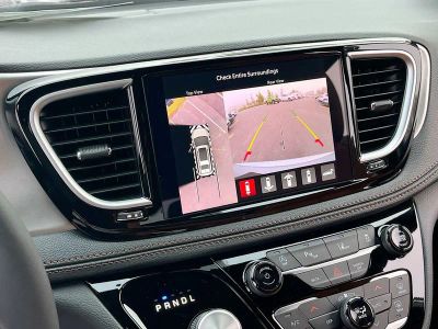 2026 Chrysler Pacifica — photo 13 view