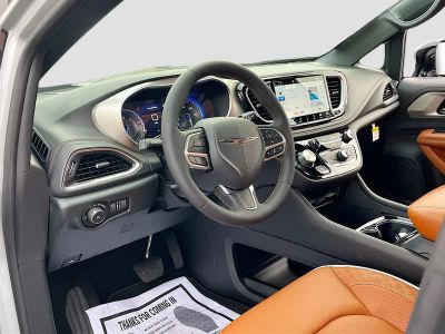 2026 Chrysler Pacifica — photo 9 view