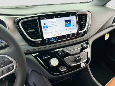 2026 Chrysler Pacifica — photo 14 view