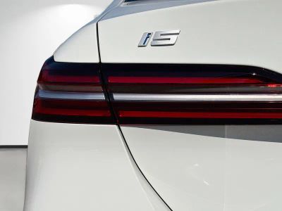 2026 BMW i5 — photo 10 view