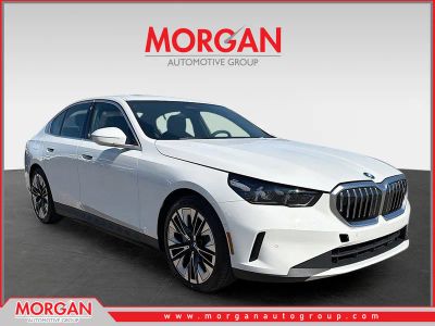 2026 BMW i5 eDrive40 in Alpine White — front three-quarter view