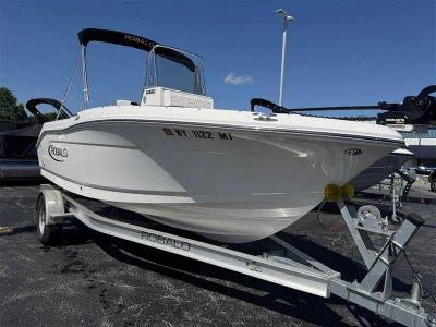 2024 Robalo Robalo — front three-quarter view